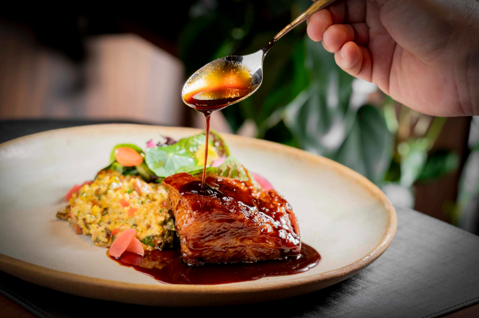 Gastronomia do Ritus valoriza ingredientes brasileiros e aposta em apresentações cuidadosas e finalizações à mesa. Crédito: Divulgação