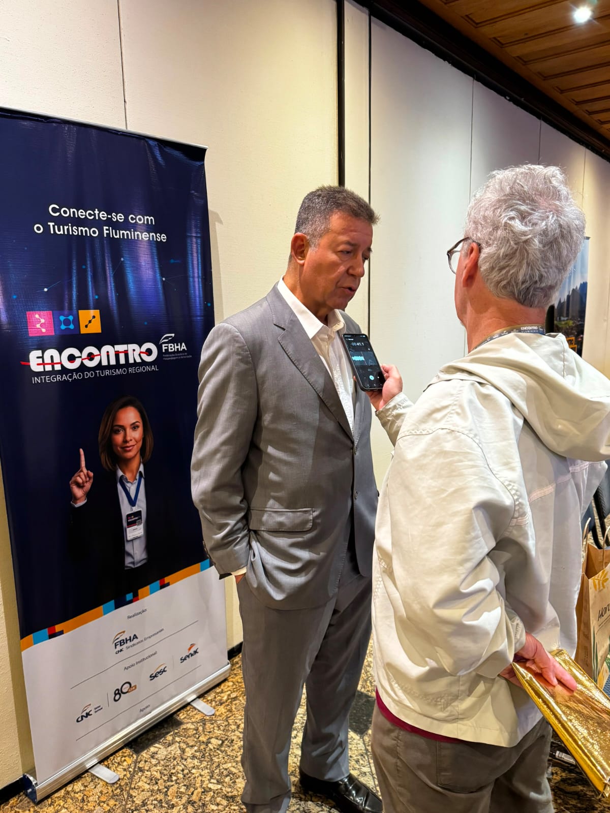 Alexandre Sampaio, presidente da FBHA, concede entrevista exclusiva ao Diário do Turismo durante o Encontro Fluminense FBHA – Integração do Turismo Regional, em Teresópolis (RJ). - Crédito: Renato Hazan / colaboração