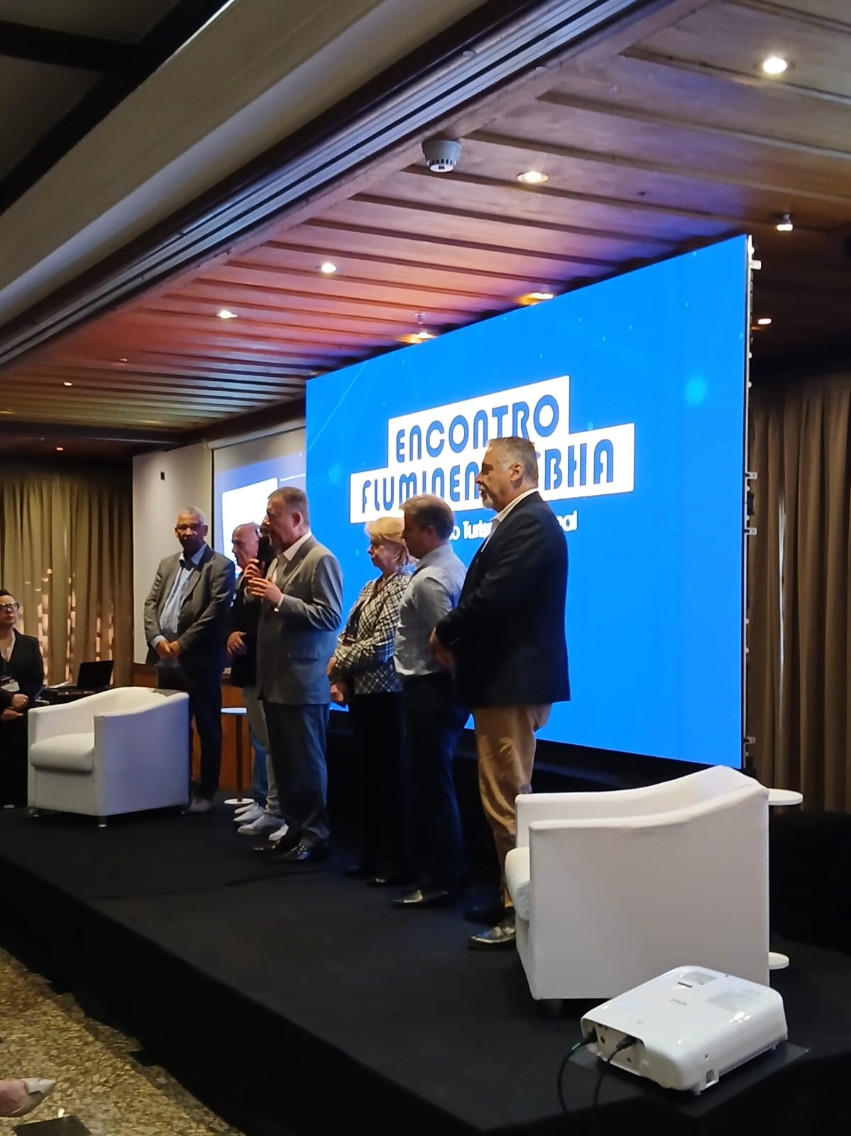 O presidente da FBHA, Alexandre Sampaio, destaca a importância da integração regional, da reforma tributária e do fortalecimento do turismo durante a abertura do Encontro Fluminense FBHA. - Crédito: Renato Hazan / colaboração