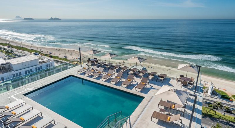 Piscina do Windsor Marapendi, na cobertura do hotel, tem vista para a Barra da Tijuca. Crédito: Divulgação