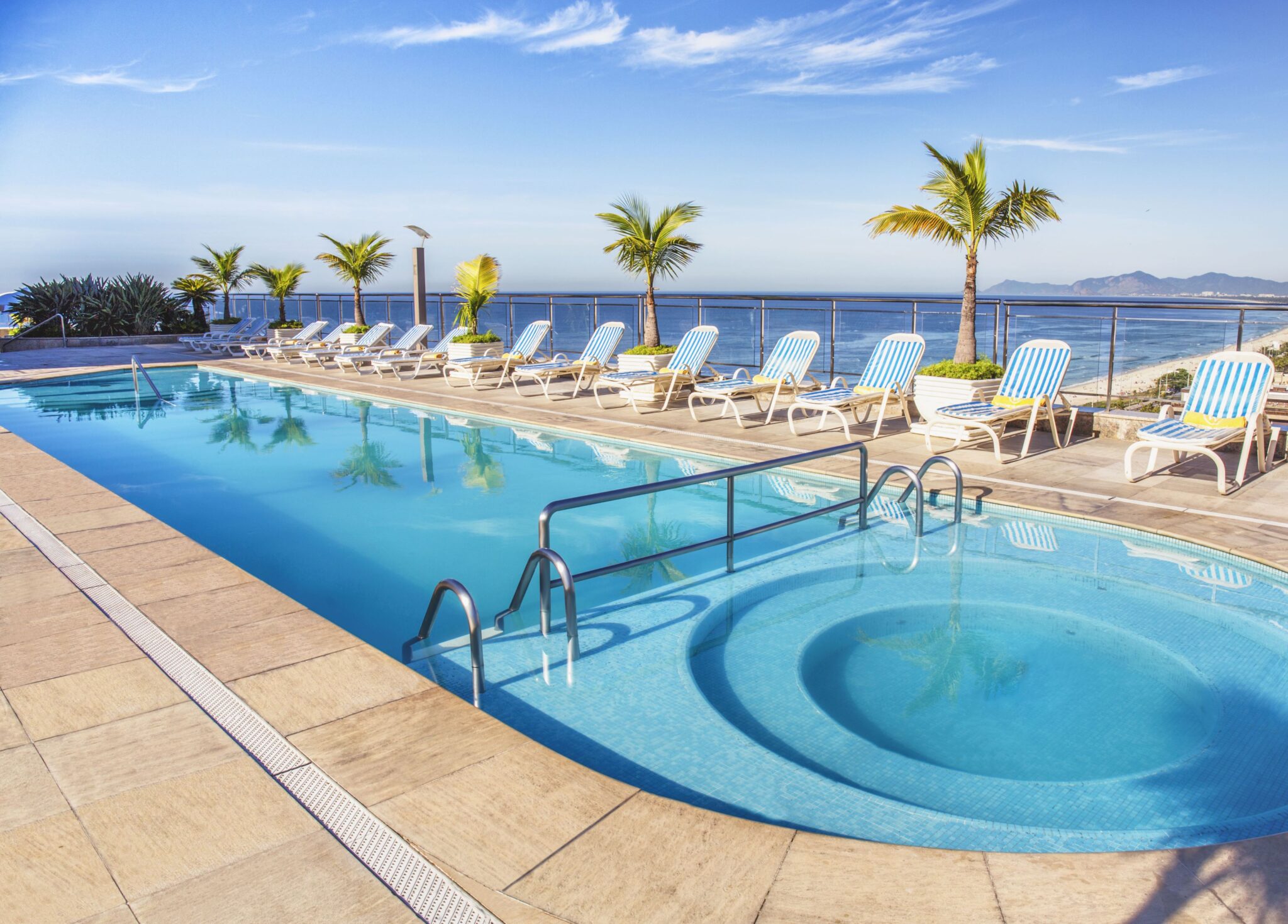 Piscina do Windsor Barra, hotel localizado próximo à Cidade do Rock. Crédito: Divulgação