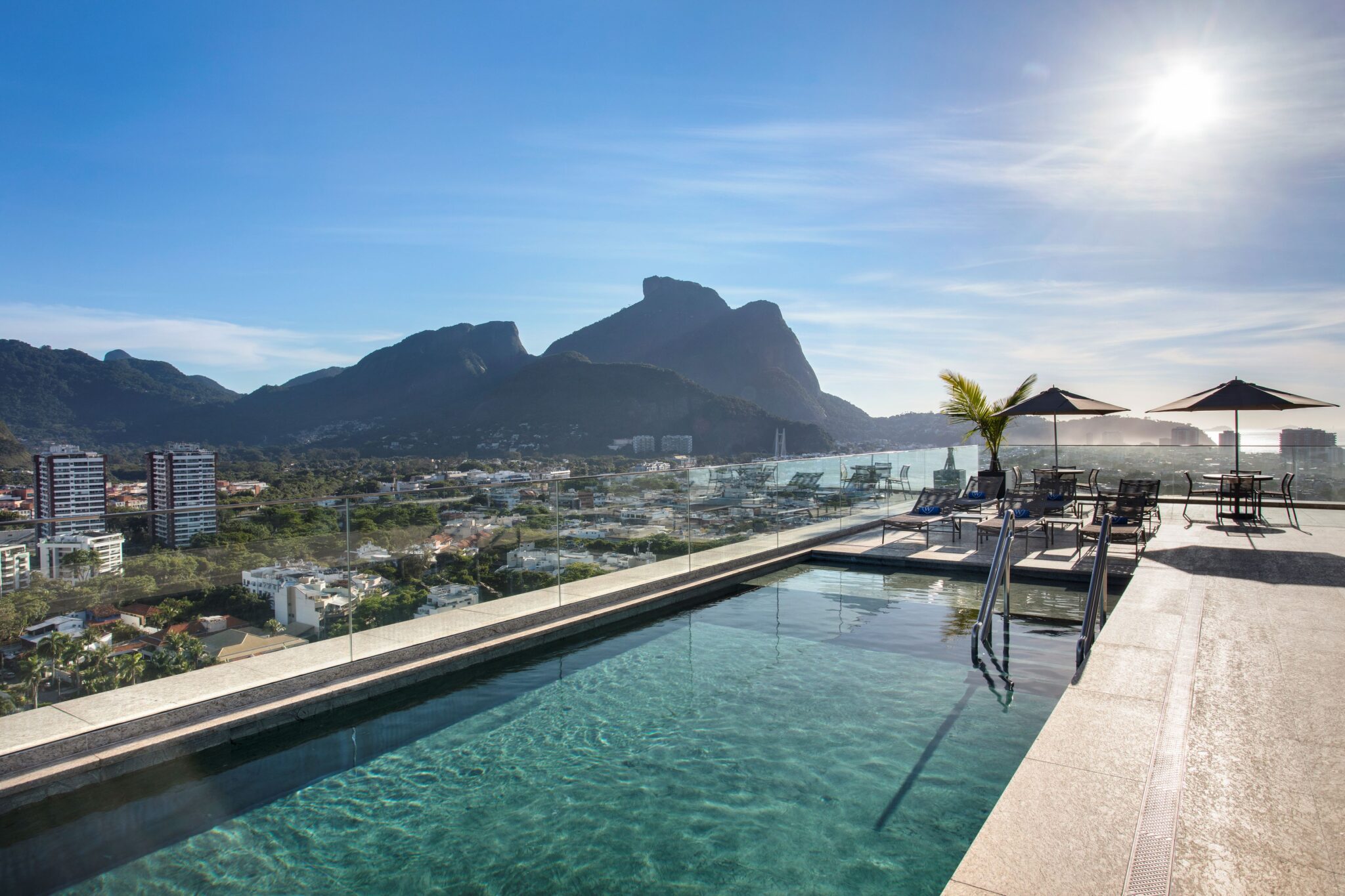 Piscina do Windsor Tower oferece vista panorâmica da região da Barra da Tijuca. Crédito: Divulgação