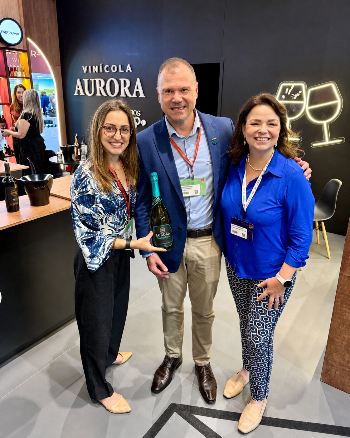 Waleska Schumacher com Giorgia Forest e Rodrigo Arpini Valerio, da Vinícola Aurora. - Crédito: Waleska Schumacher