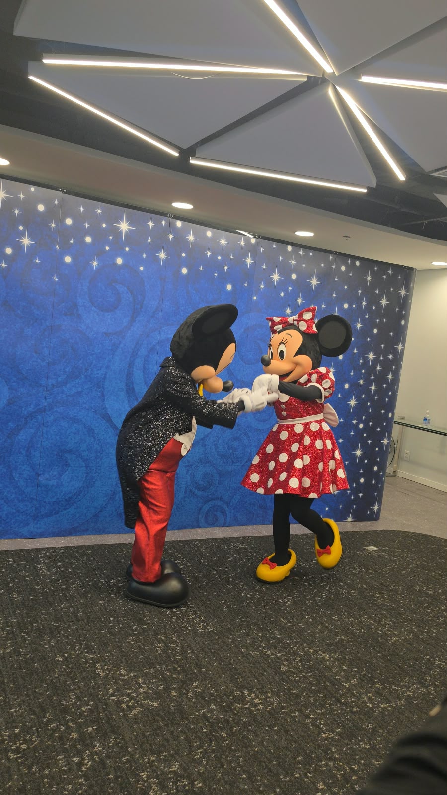 Mickey e Minnie participam do evento promovido pela Azul Viagens e pela Disney na capital paulista. Crédito: Jhully Serafim / DT