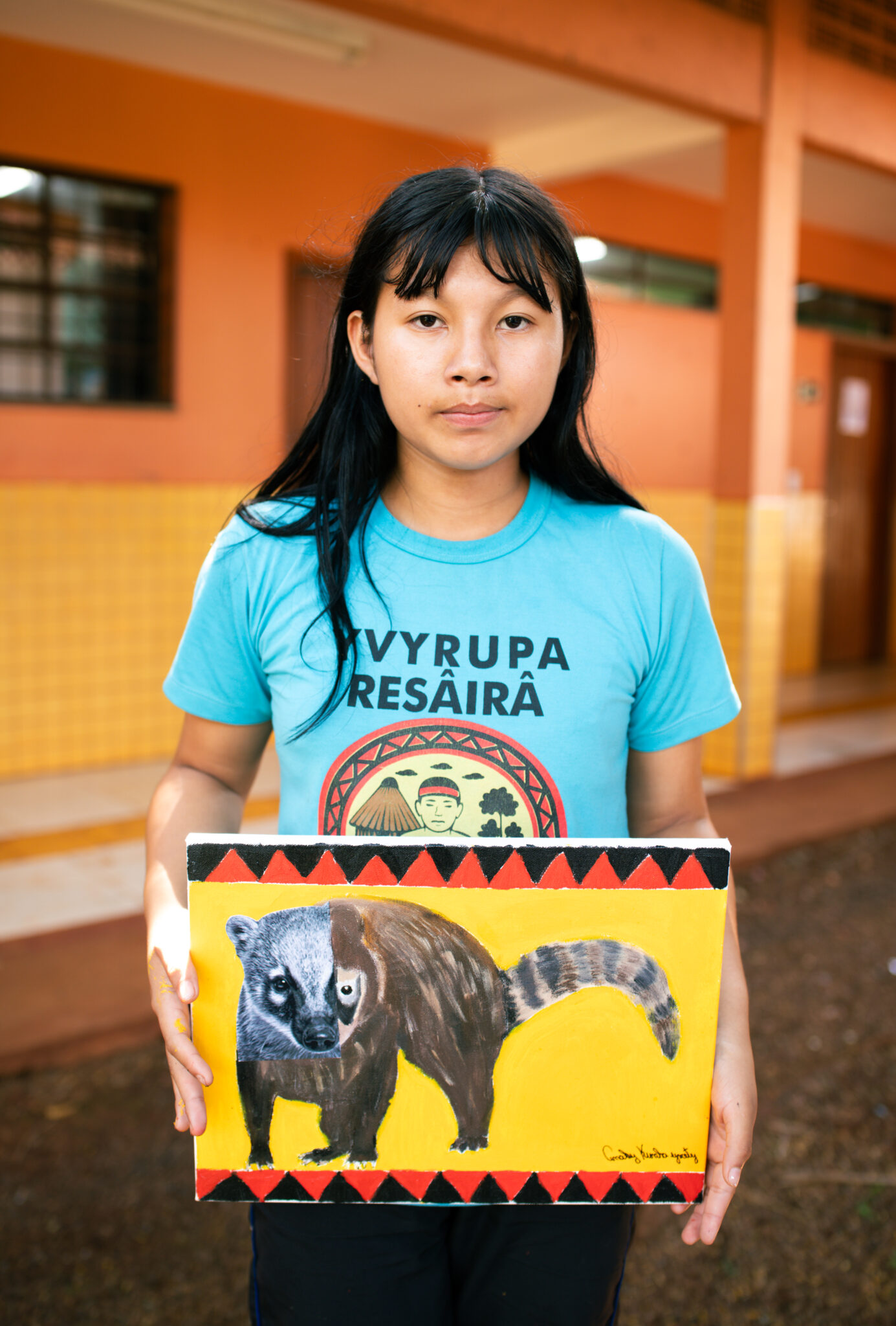 Jovem participante do projeto Tembiapo Mandu'a Porã Ndive apresenta obra inspirada na fauna local. Crédito: Divulgação Hotel das Cataratas