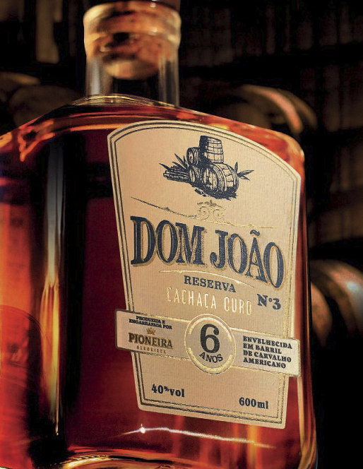 Cachaça Dom João, do Alambique Pioneira, é envelhecida em barris de carvalho americano. Crédito: Divulgação