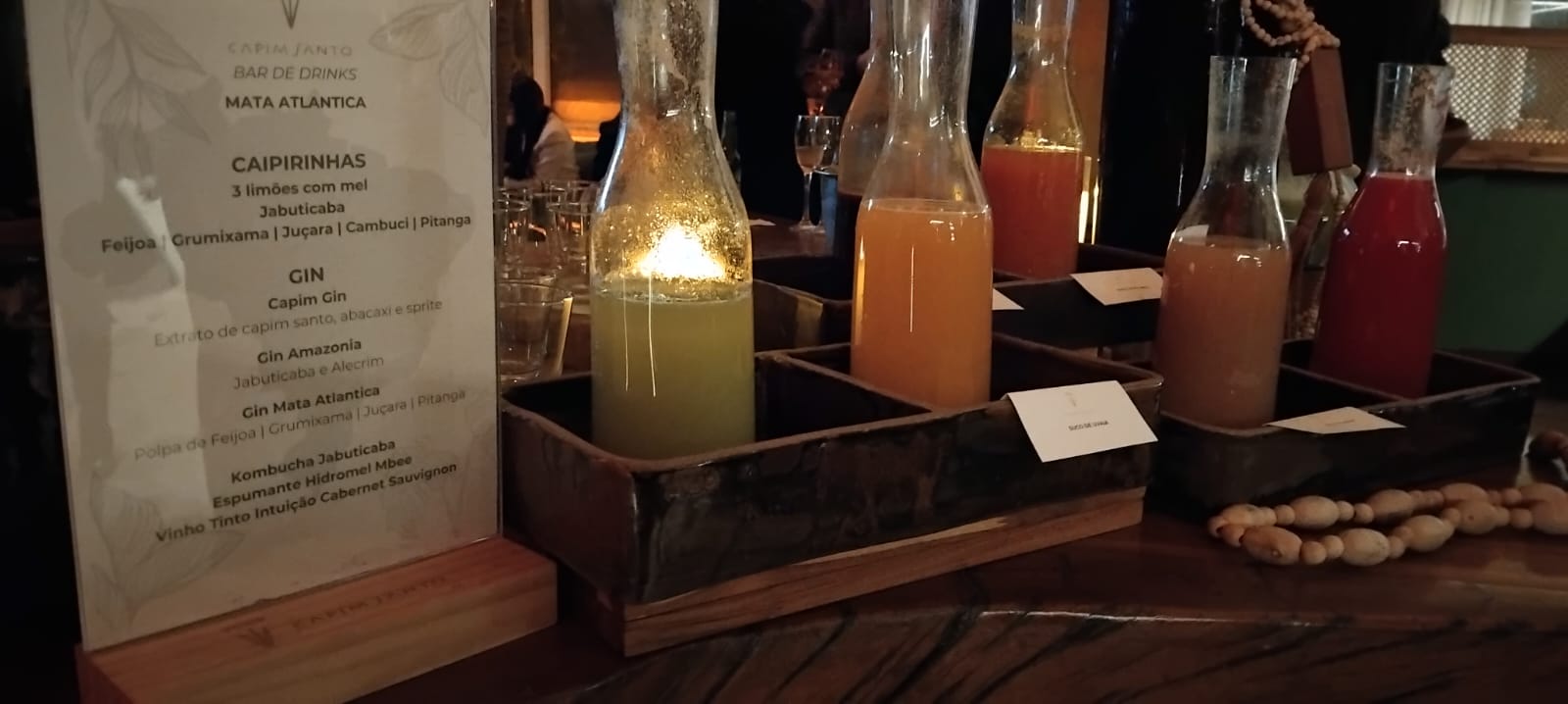 Bar de bebidas reúne caipirinhas, gin, kombucha e espumante com hidromel durante o evento. (Crédito: Denis Rugeri)