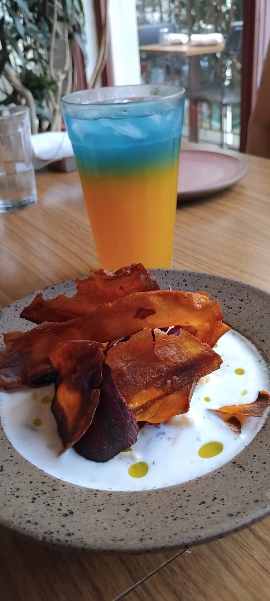 Ceviche de banana-da-terra com cebola roxa, gengibre e leite de coco, acompanhado de chips de batata. Crédito: Denis Rugeri