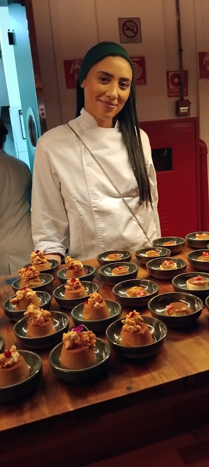 Chef apresenta sobremesas como flan de cumaru e cheesecake de araçá aos convidados. (Crédito: Denis Rugeri)