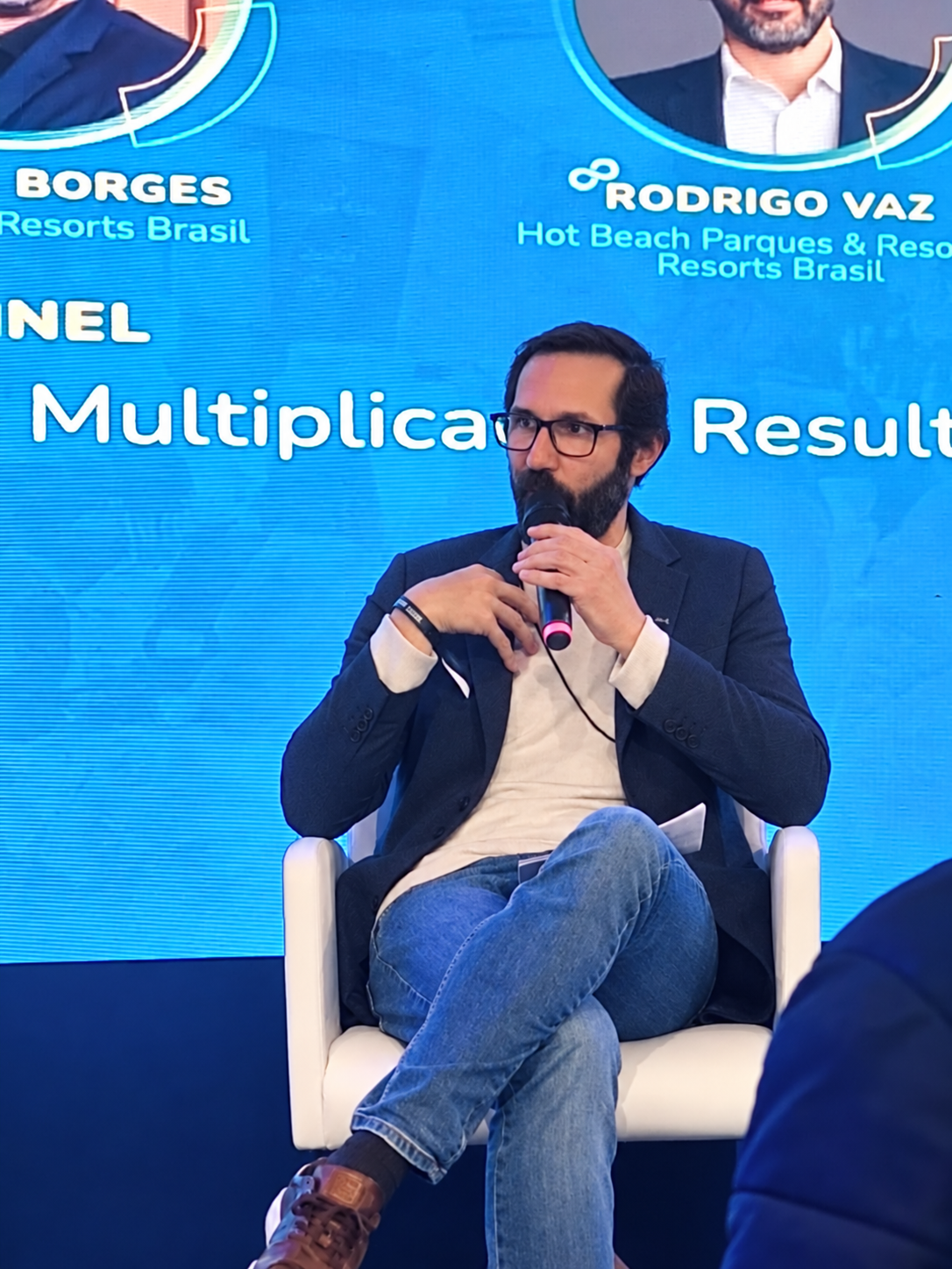 Rodrigo Vaz, do Hot Beach Parques & Resorts e Resorts Brasil, participa do painel “Força Comercial Coletiva, Multiplicando Resultados”, na Equipotel 2026. Crédito: Cecilia Fazzini / DT