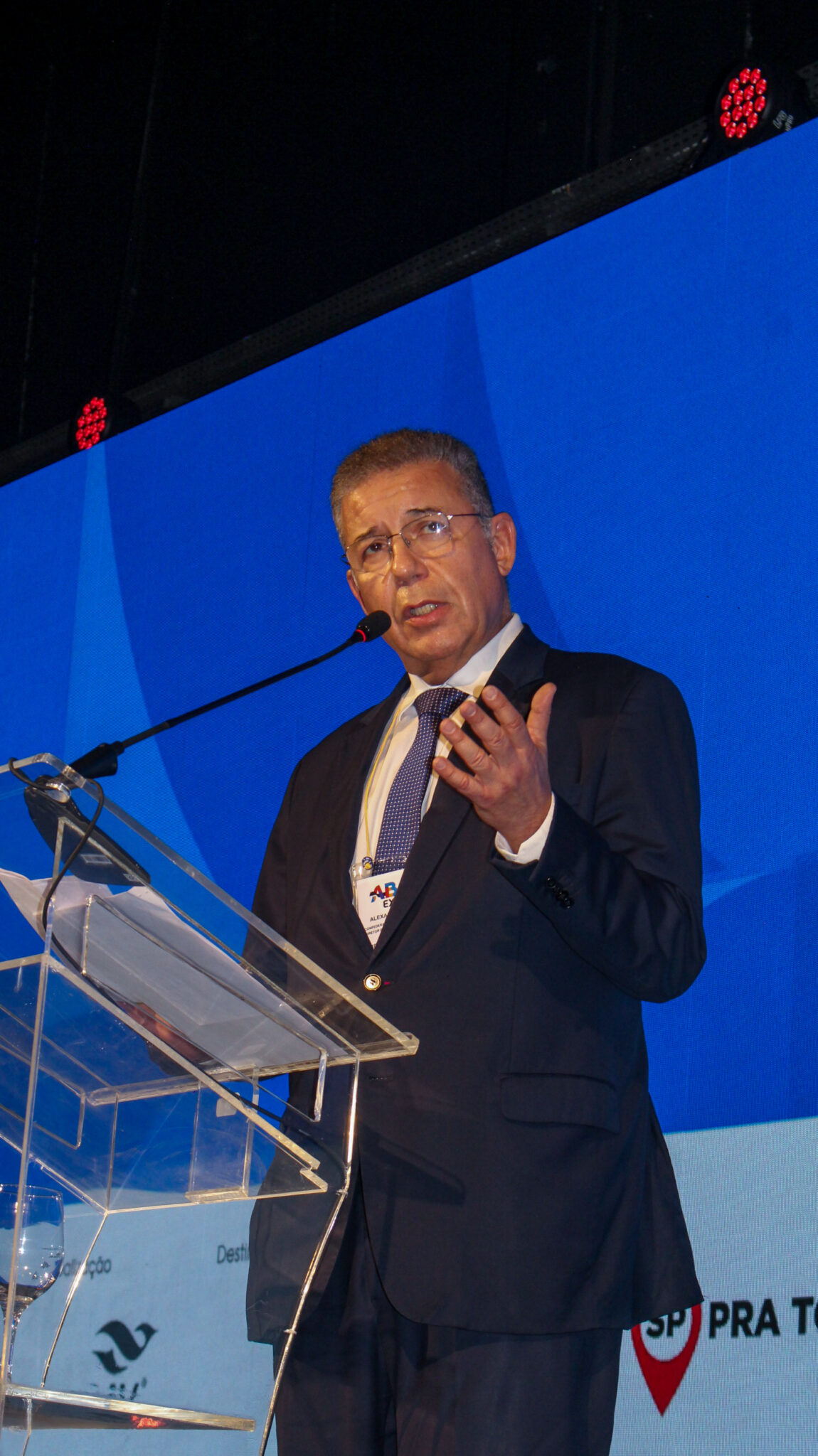 Presidente da FBHA, Alexandre Sampaio fala ao público durante a cerimônia de abertura da ABAV Expo 2026 (Crédito: Felipe Maresca / DT)