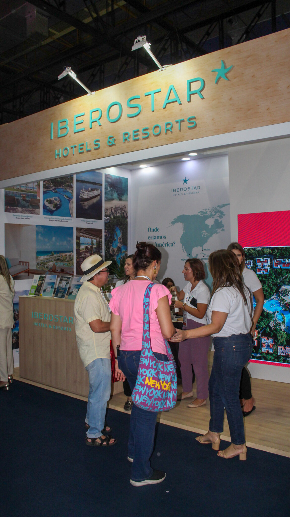 1. Espaço da Iberostar na ABAV Expo 2026 destaca a presença da rede no mercado brasileiro e seus lançamentos para 2027. Crédito: Felipe Maresca / DT