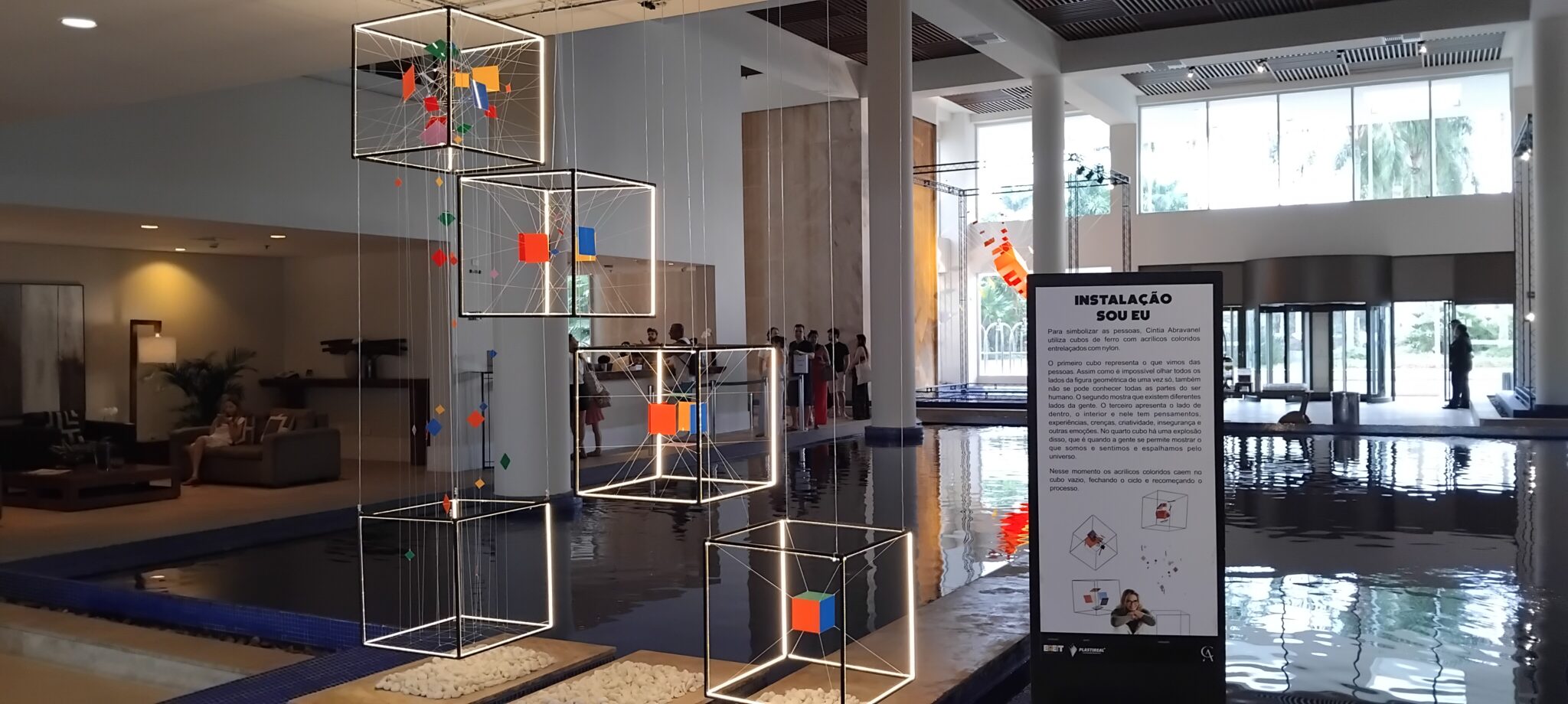 Obra de Cintia Abravanel exposta no Jequitimar propõe uma representação simbólica das pessoas e de suas experiências — Foto: Denis Rugeri