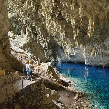 Gruta do Lago Azul, um dos principais atrativos naturais de Bonito (MS) (Crédito: @visitmsoficial)