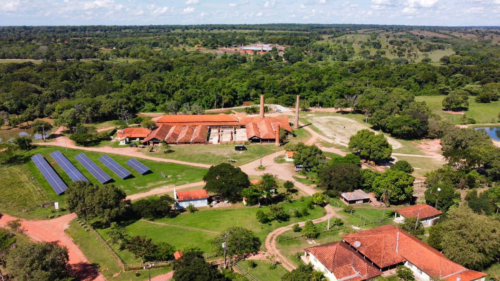 Vista aérea do Pantanal Experiência, em Miranda (MS), mostra a propriedade e as placas utilizadas para geração de energia solar. (Crédito: Divulgação)