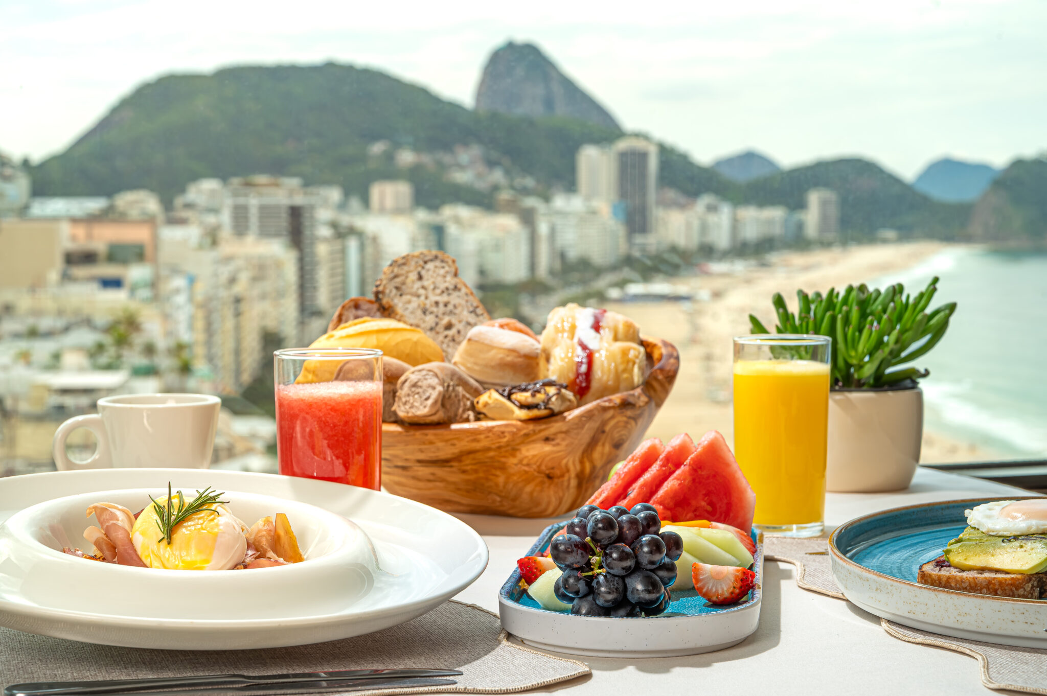 Café da manhã no Pestana Rio Atlântica combina variedade gastronômica com vista para a orla de Copacabana. (Crédito: Tomás Vélez)