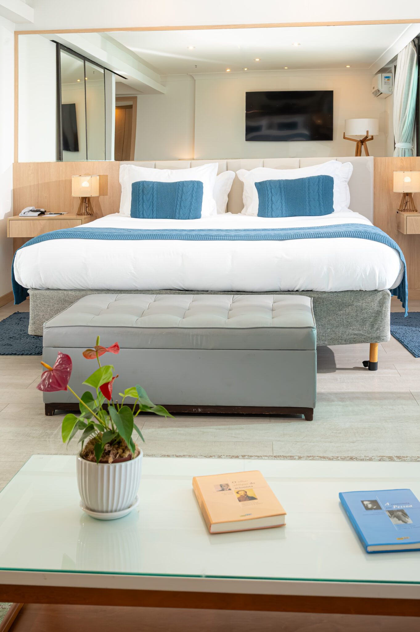 Suíte do Pestana Rio Atlântica combina tons claros e detalhes em azul na nova proposta dos ambientes. (Crédito: Tomás Vélez)