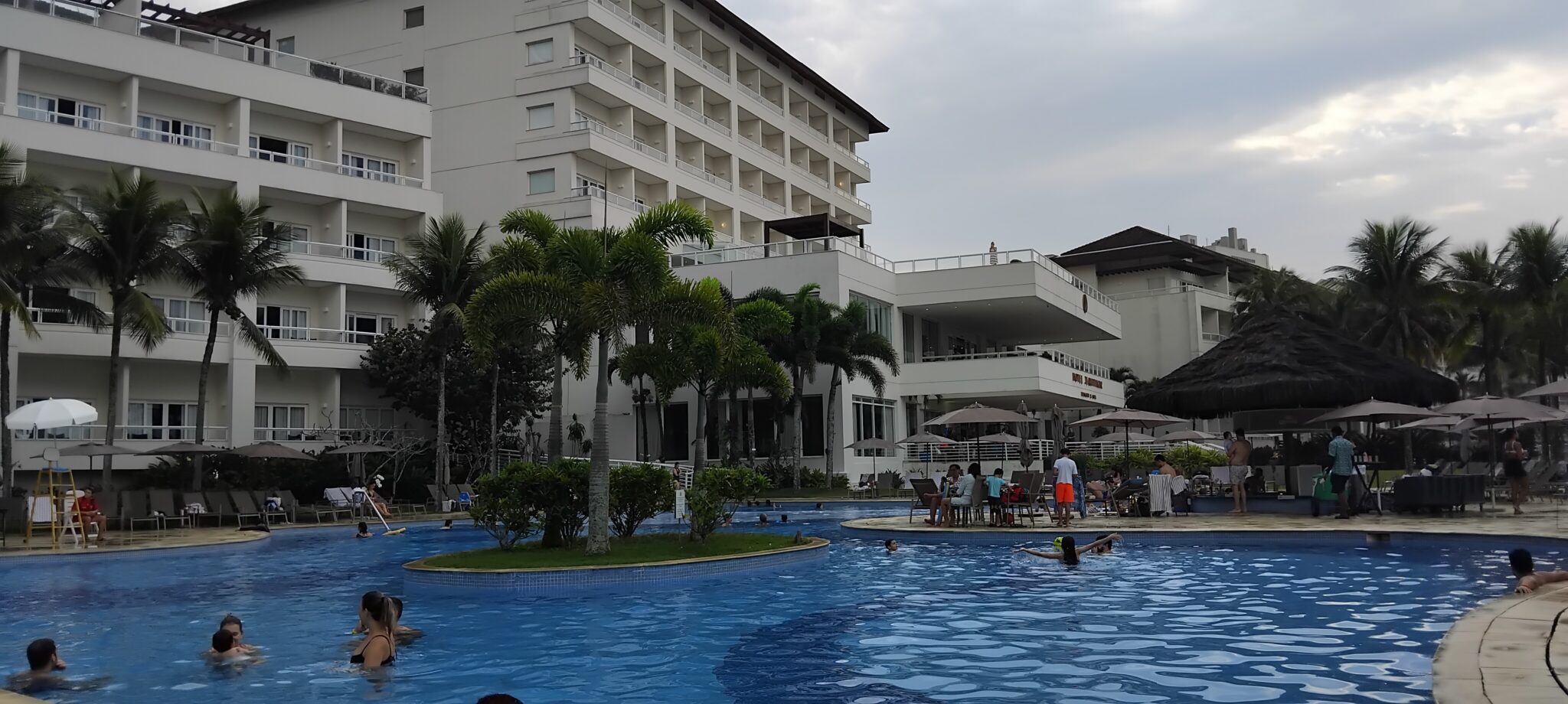Área de piscinas climatizadas amplia as opções de lazer e bem-estar disponíveis aos hóspedes do Jequitimar — Foto: Denis Rugeri