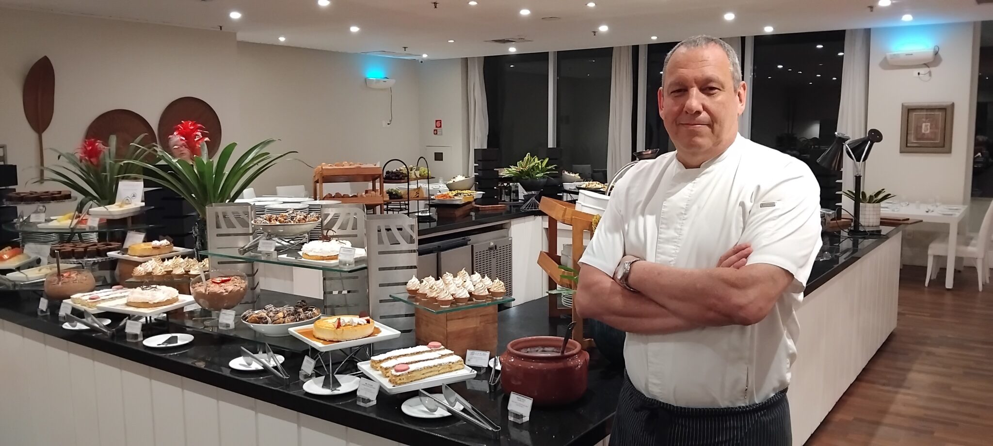 Rogério de Siqueira, chef executivo e gerente de Alimentos e Bebidas do Jequitimar, à frente de uma das áreas estratégicas do resort — Foto: Denis Rugeri