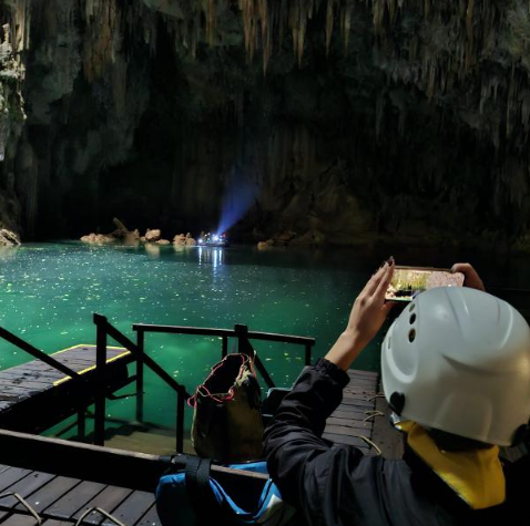 Visitante contempla o lago de águas cristalinas no interior do Abismo Anhumas, em Bonito (MS), onde também são oferecidas atividades como flutuação, mergulho e passeio de bote. (Crédito: DT)