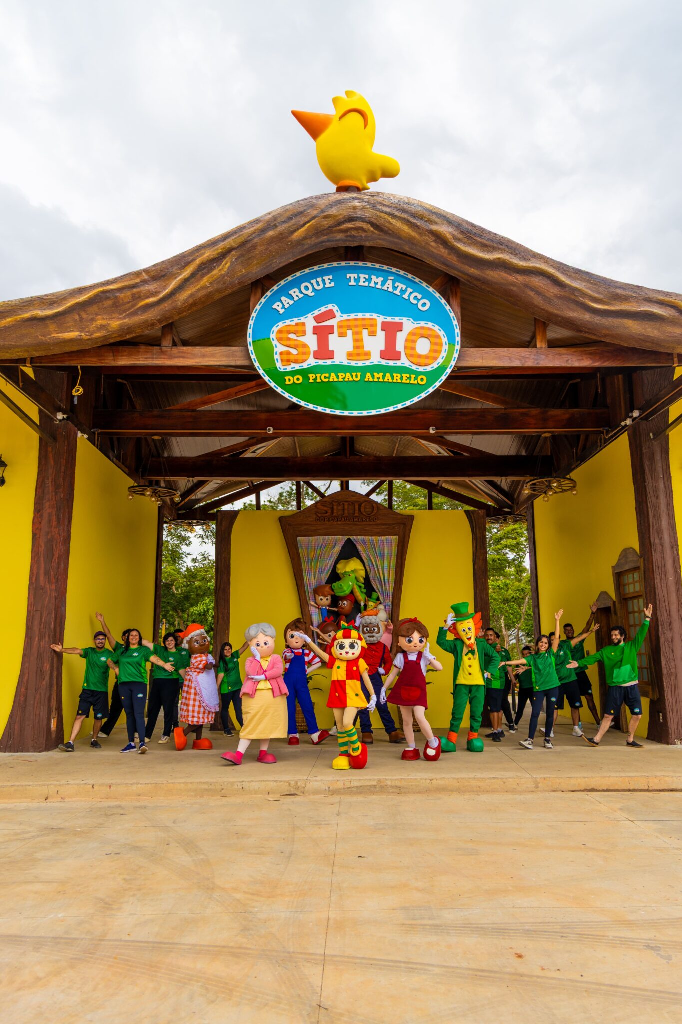 Personagens do Sítio do Picapau Amarelo se reúnem com a equipe do parque em Atibaia. (crédito: divulgação)
