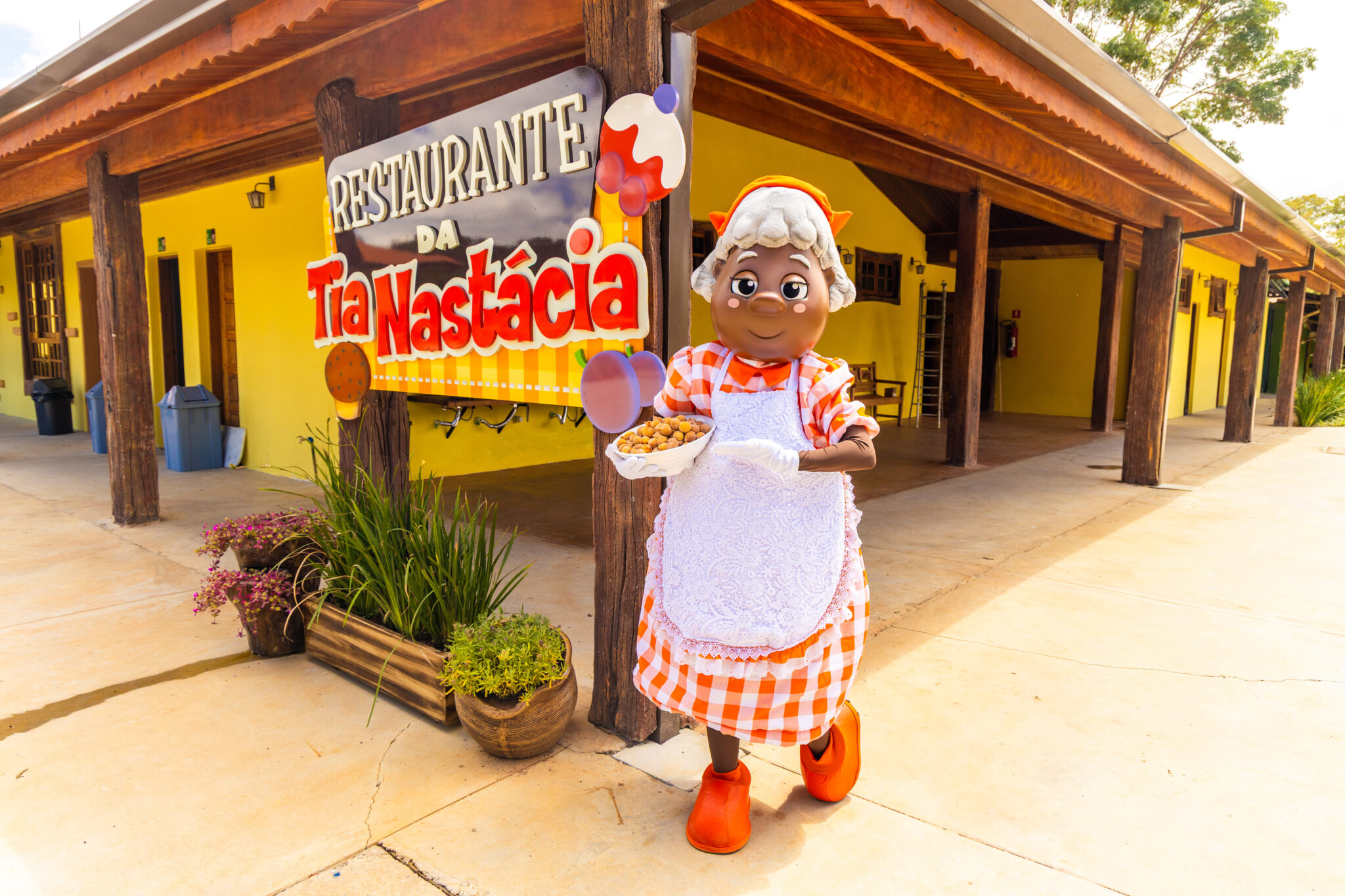 Personagem Tia Nastácia recebe os visitantes em frente ao restaurante temático do Sítio do Picapau Amarelo. (crédito: divulgação)