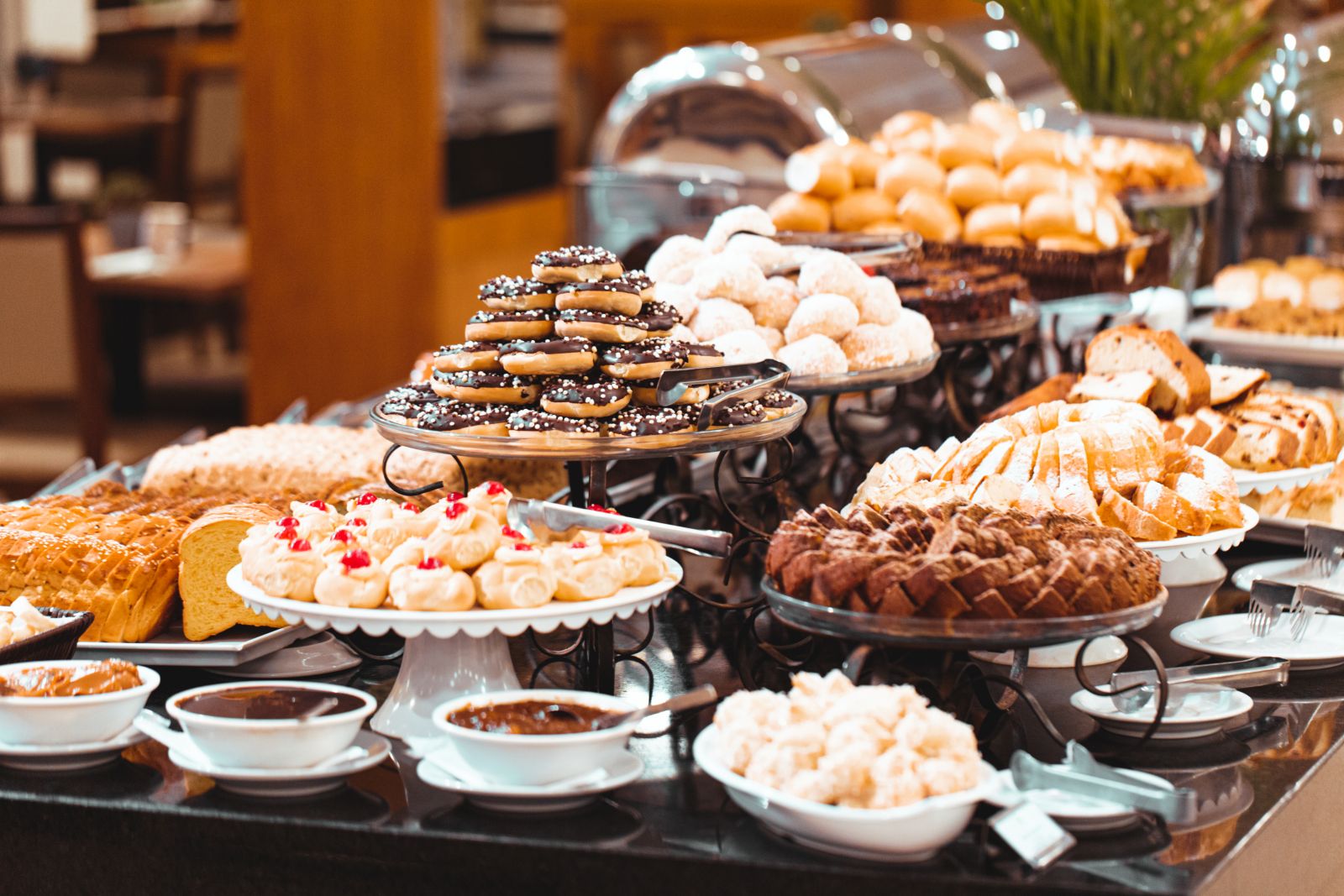 Gastronomia é uma das experiências oferecidas aos hóspedes do Grand Carimã Resort, com variedade de itens no café da manhã. Crédito: Divulgação