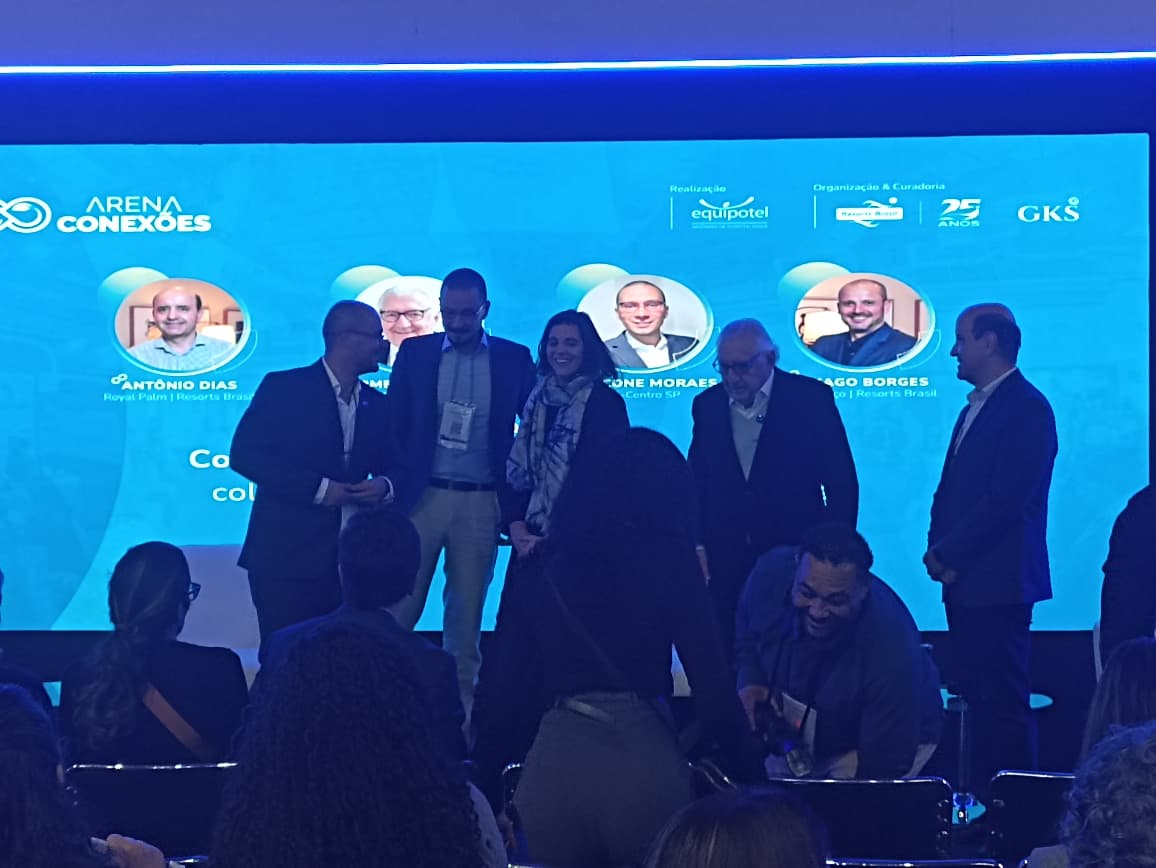 Participantes do painel “Conexões pelo Turismo” se reúnem no palco após o debate sobre cooperação entre governos e empresas. Crédito: Zaqueu Rodrigues/Diário do Turismo