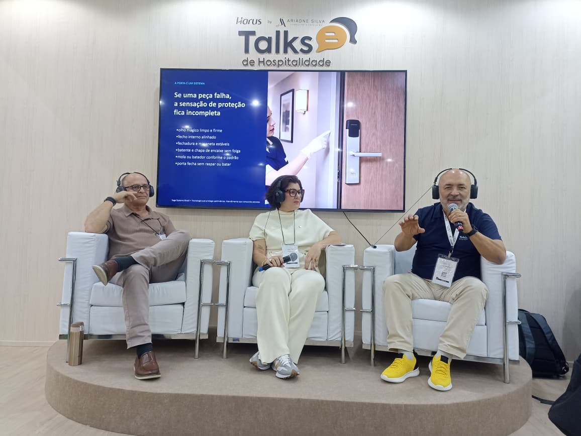 Paulo Corrêa, Ariadne Silva e Jessé Resende durante encontro sobre capacitação e segurança hoteleira no estande da Harus — Foto: Zaqueu Rodrigues
