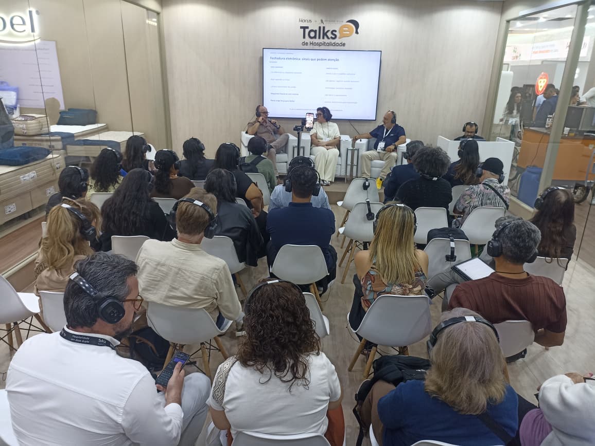 Palestra no estande da Harus reúne profissionais da hotelaria para discutir capacitação, tecnologia e segurança — Foto: Zaqueu Rodrigues