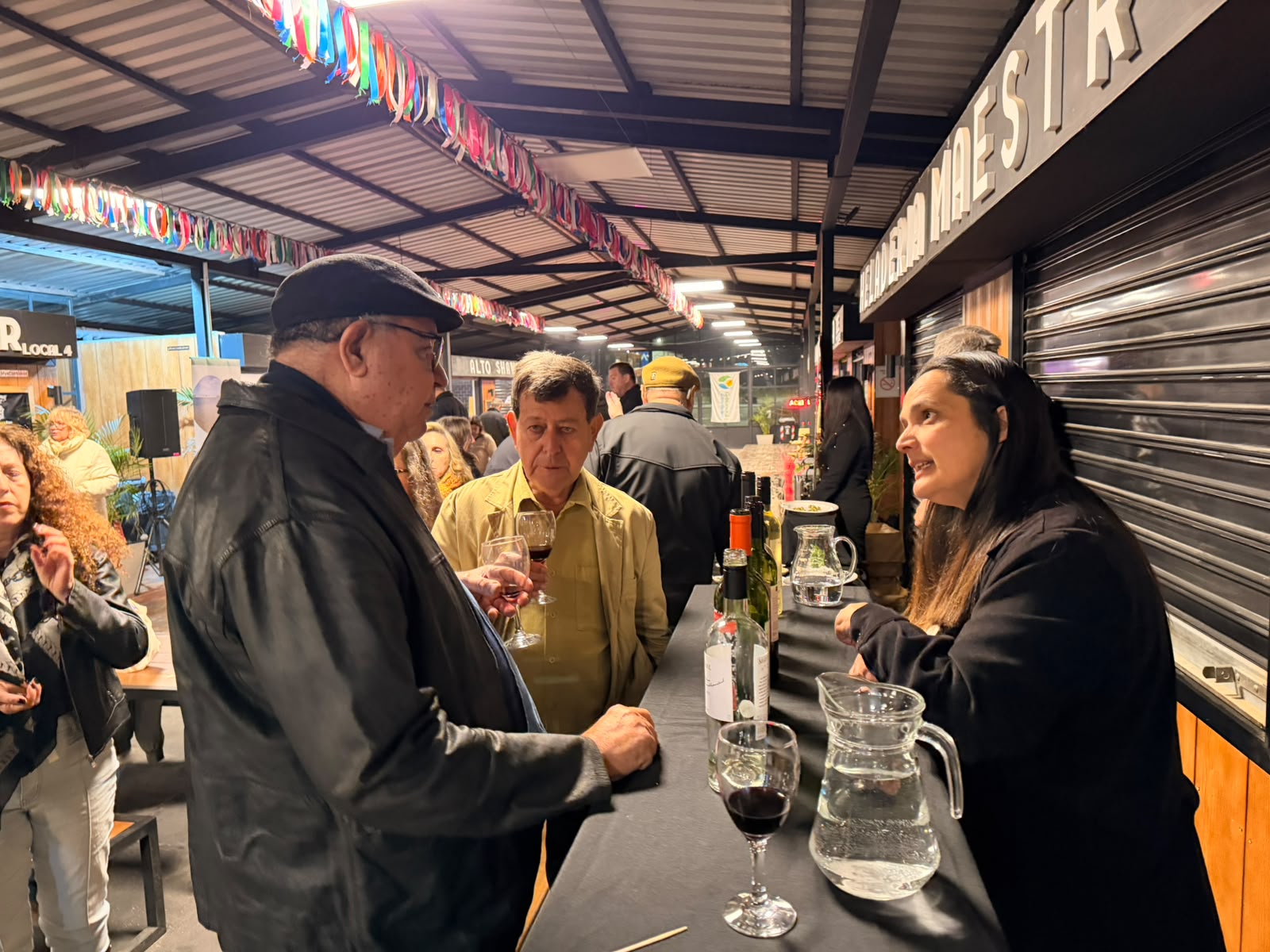 Participantes do I Encontro Internacional Febtur degustam vinhos de Canelones durante visita ao Espaço Gastronômico. Foto: Gutemberg Stolze.