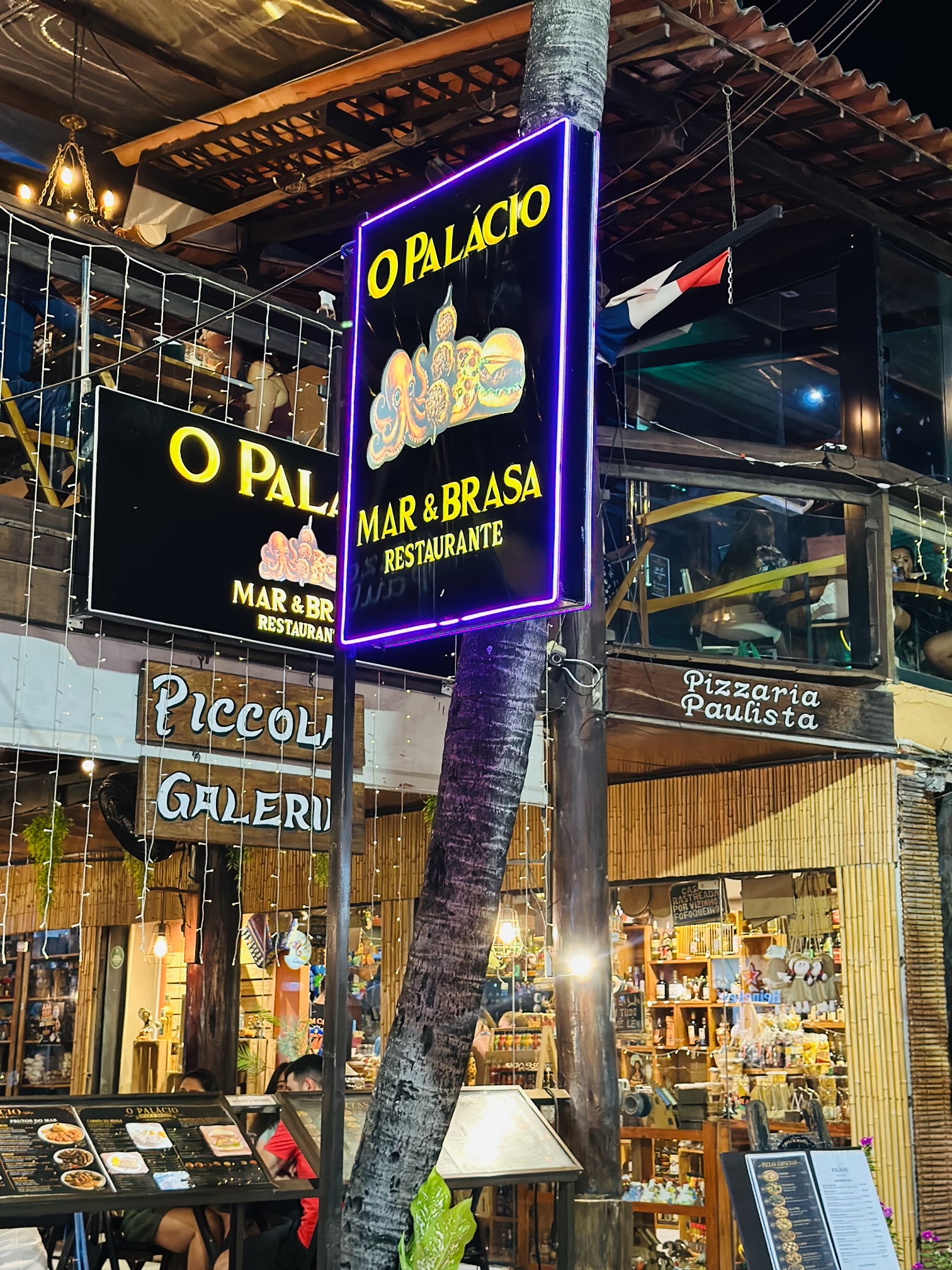 Restaurantes, lojas e estabelecimentos comerciais movimentam o centrinho de Porto de Galinhas também durante a noite. (Crédito: Jhully Serafim / DT)