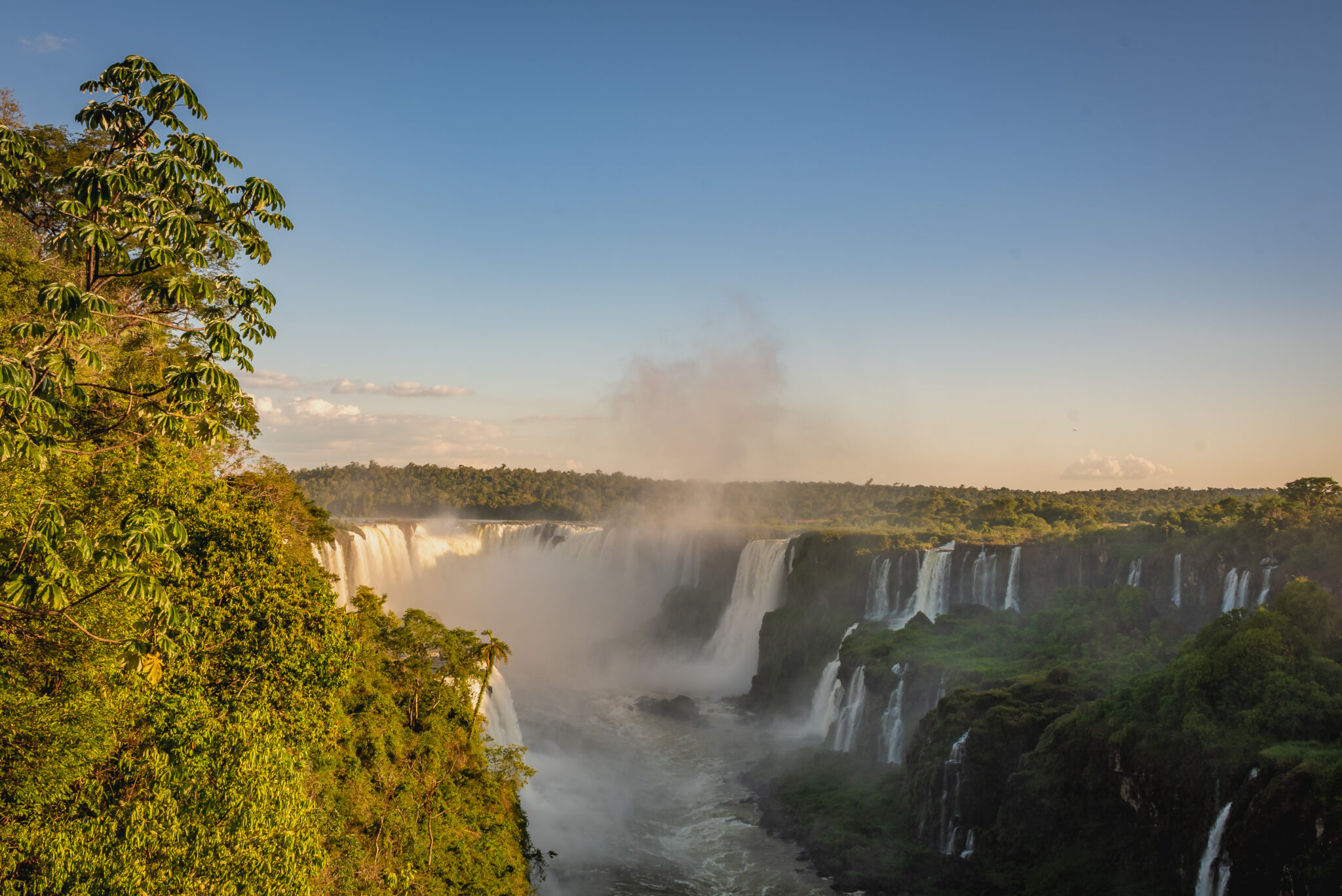 Vista das Cataratas do Iguaçu, no Paraná, onde a vazão do rio chegou a 6,2 milhões de litros por segundo, mais de quatro vezes acima da média histórica. (Crédito: Urbia+Cataratas)