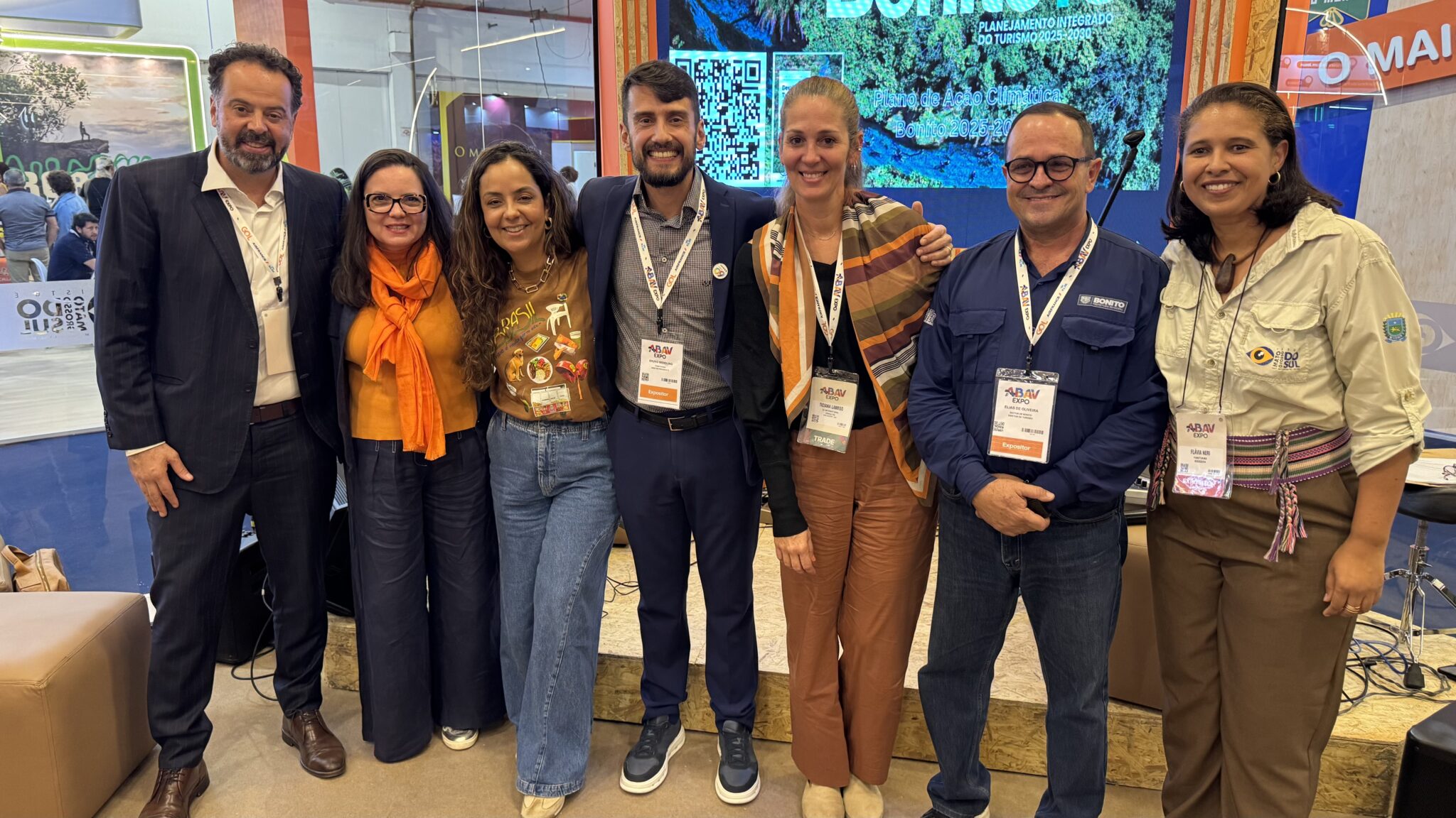 Representantes do turismo e parceiros se reúnem durante a apresentação do Plano de Ação Climática de Bonito na ABAV Expo 2026, em São Paulo (Crédito: Cecilia Fazzini / DT)