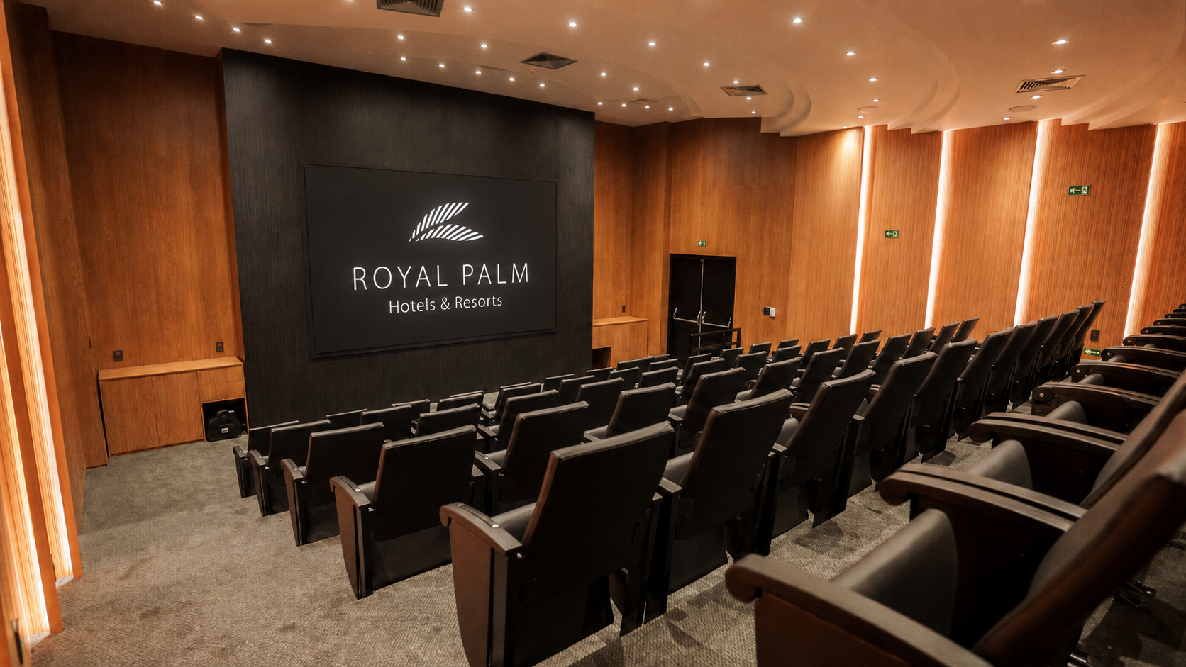 Com capacidade para até 64 pessoas, auditório reformulado do Royal Palm Plaza oferece estrutura para reuniões, treinamentos e apresentações corporativas. (Crédito: Divulgação)