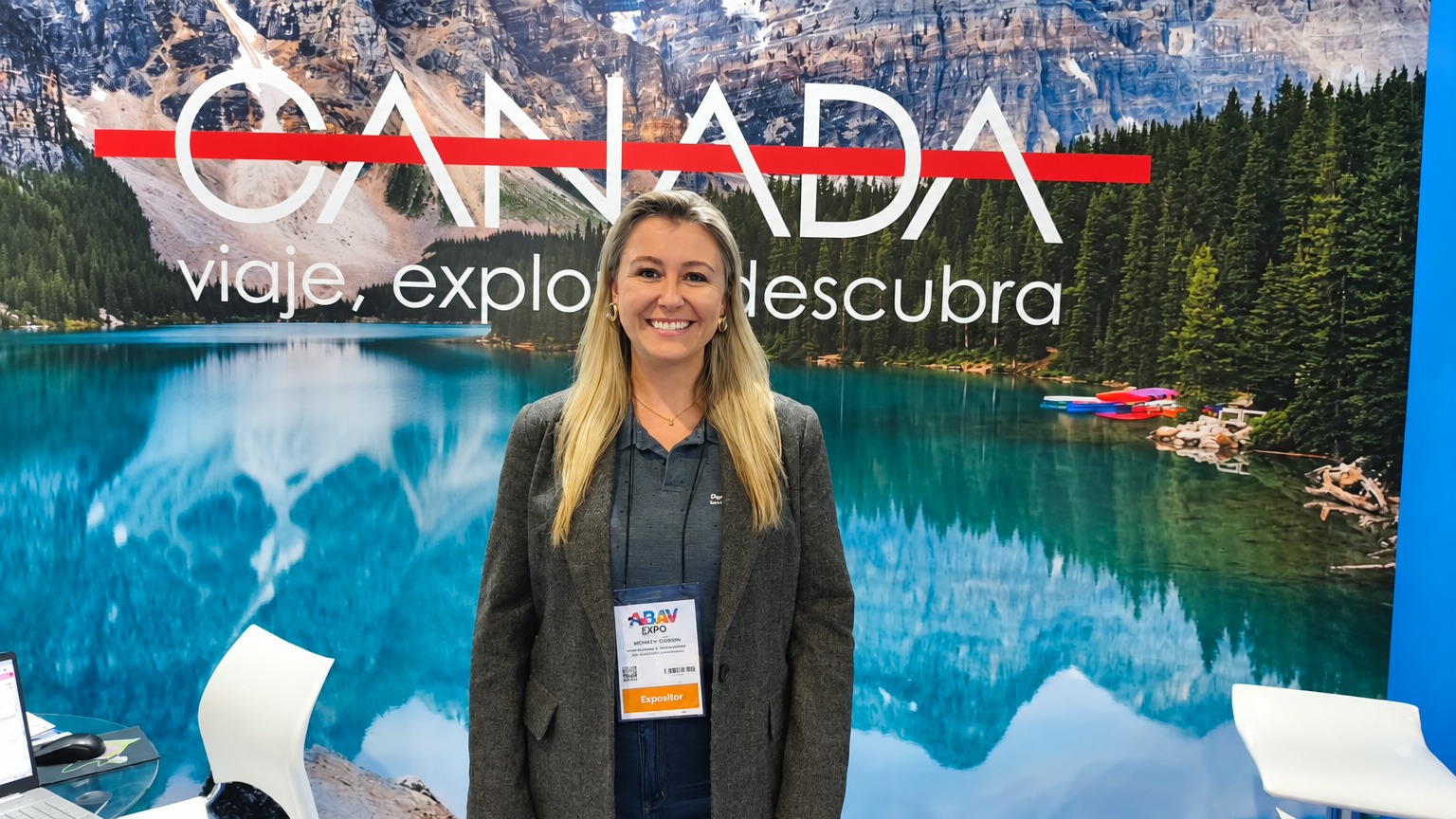 Representante da Personal Brasil durante a ABAV Expo 2026, em São Paulo, onde a operadora apresentou novidades com foco no Canadá – Crédito: Divulgação