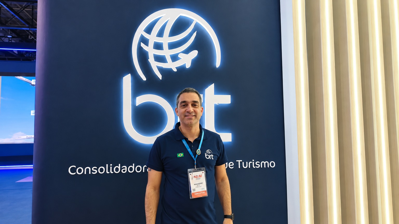 Representante do Grupo BRT na ABAV Expo 2026, onde a empresa apresentou novos programas e soluções voltadas às agências de viagens – Crédito: Divulgação