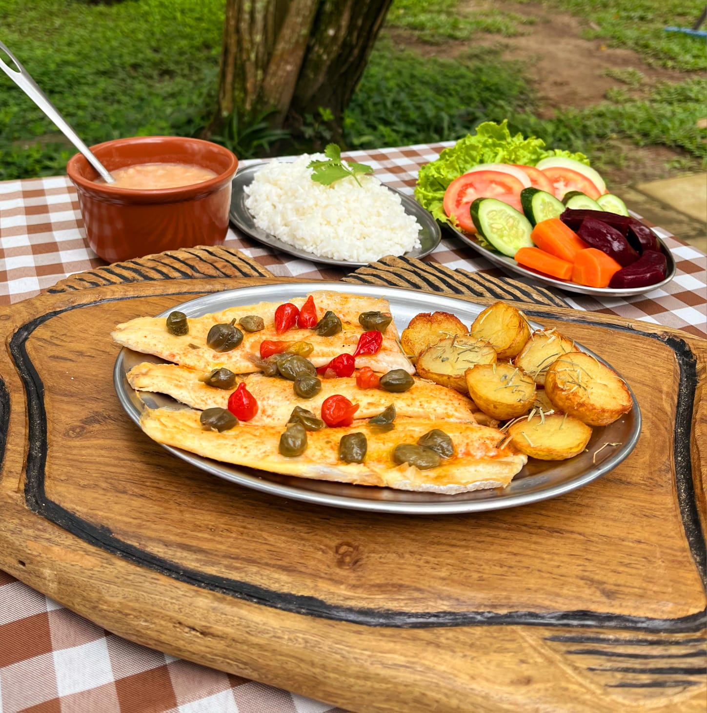 Filés de peixe com alcaparras, pimentas e batatas mostram uma das combinações da culinária regional (Crédito: Divulgação)