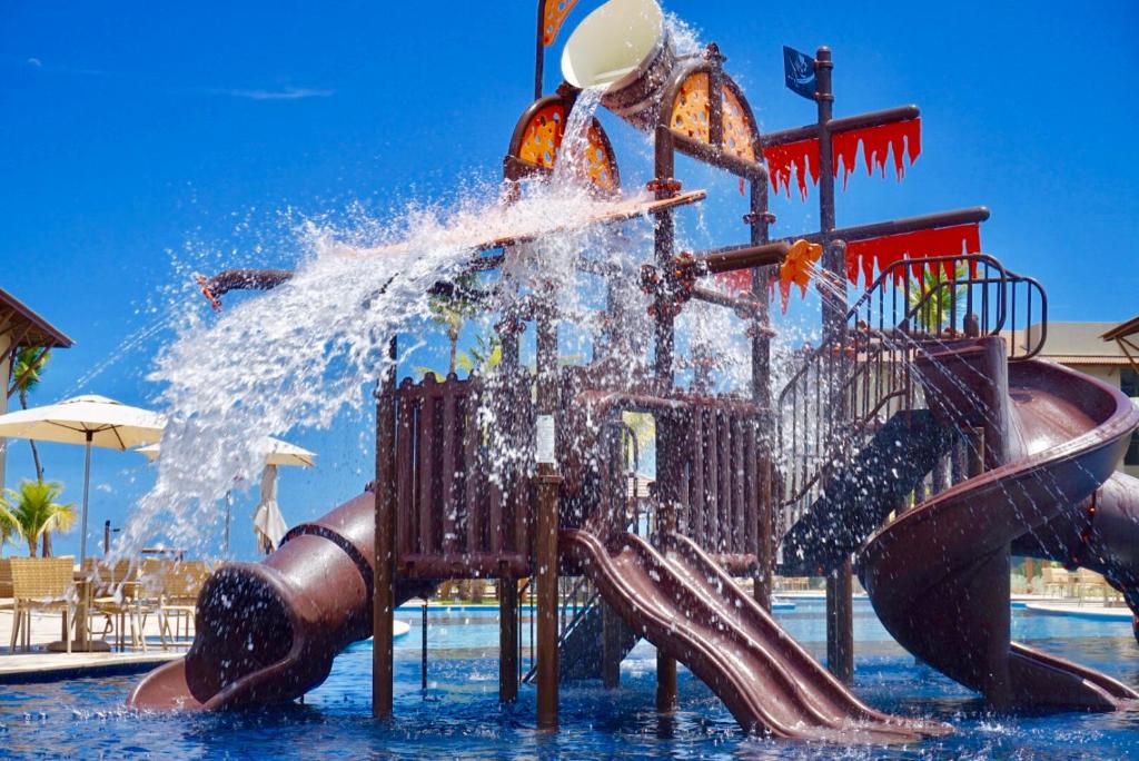 Parque aquático do Samoa Beach Resort oferece brinquedos, toboáguas e atrações para crianças em Muro Alto (PE). Crédito: Divulgação.