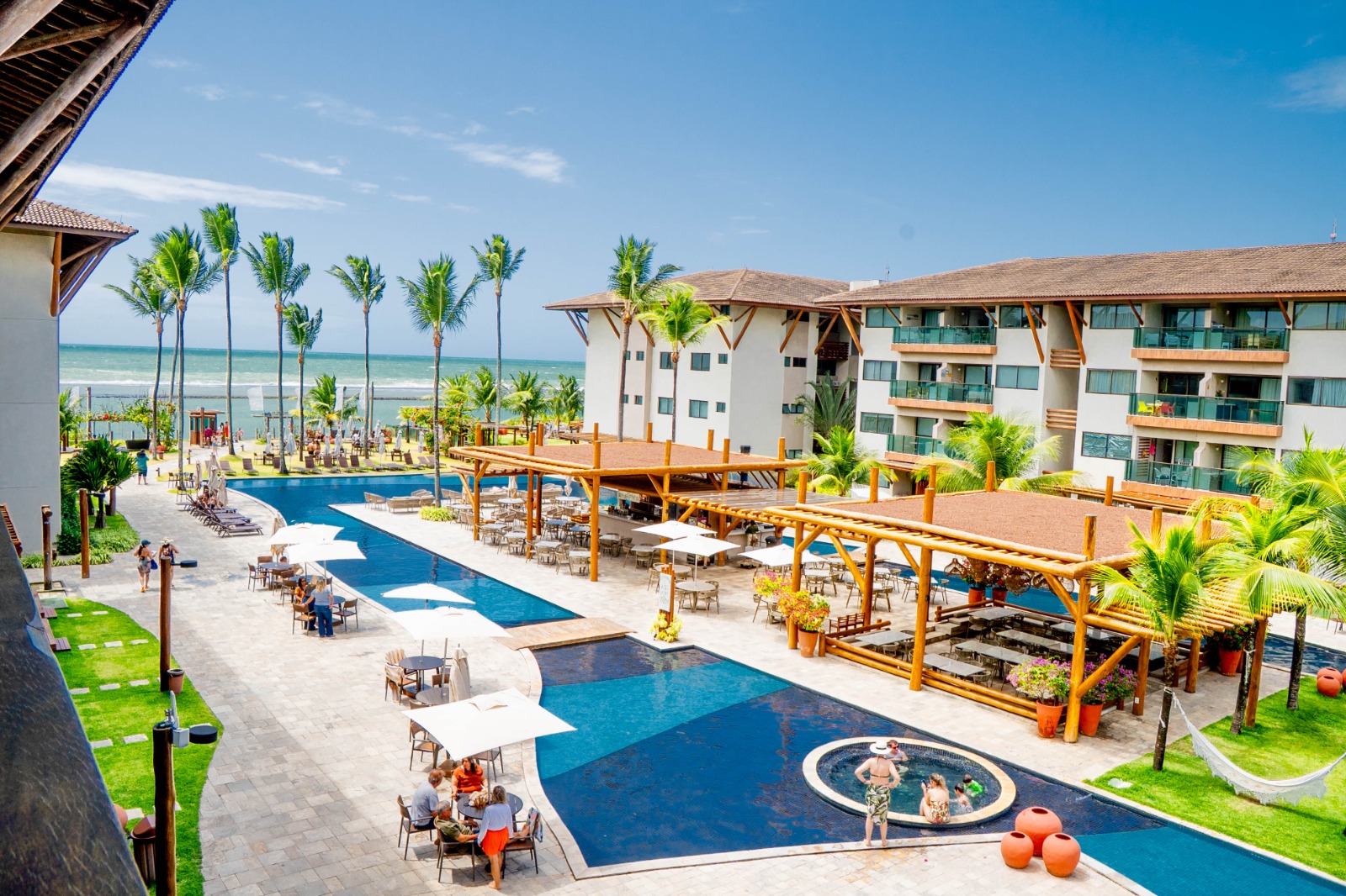 Localizado à beira-mar de Muro Alto, em Porto de Galinhas, o Samoa Beach Resort foi eleito o melhor resort do Brasil no World Travel Awards 2026. Crédito: Divulgação.