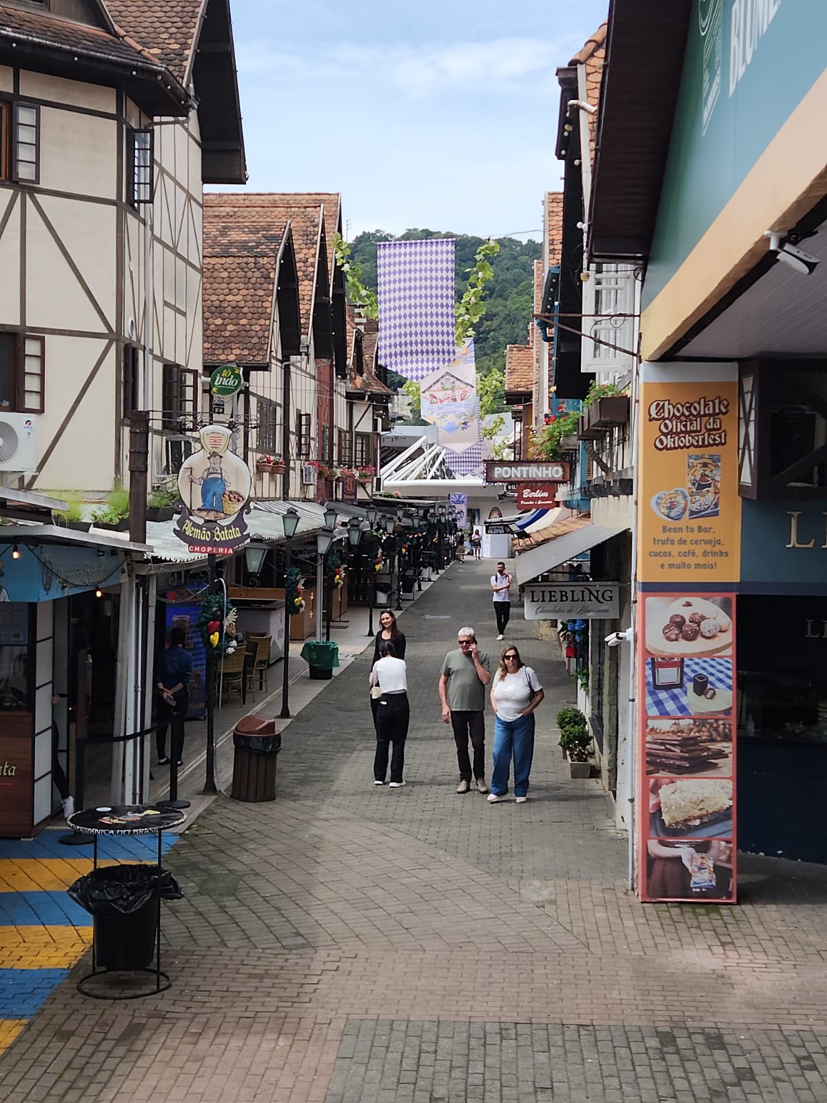 Ruas e fachadas inspiradas na arquitetura germânica compõem o cenário da Vila Germânica, palco da Oktoberfest de Blumenau. Crédito: Reinaldo Canto