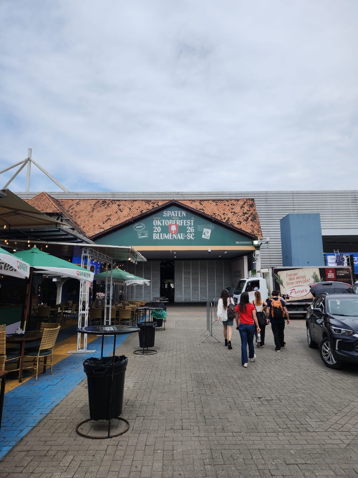 Estrutura da Oktoberfest de Blumenau 2026 reúne espaços gastronômicos e áreas de convivência para os visitantes. Crédito: Reinaldo Canto