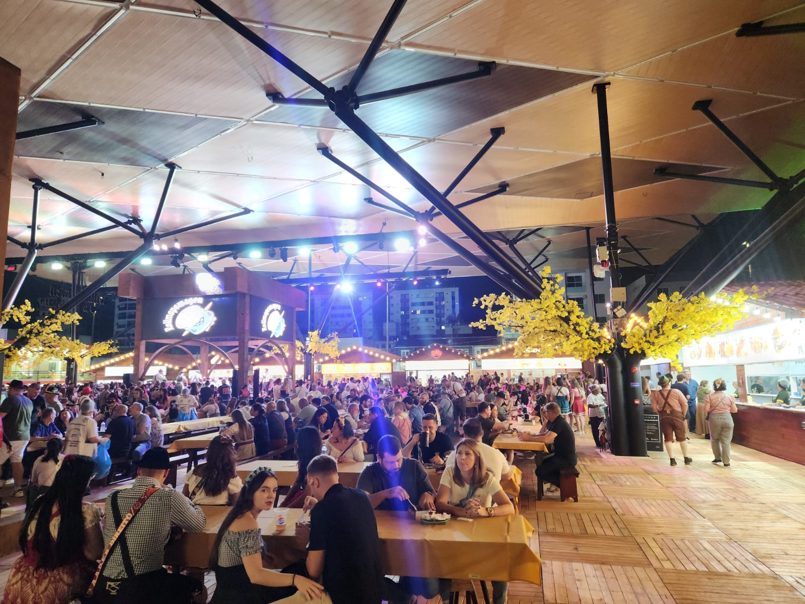 Público aproveita a gastronomia típica em um dos espaços da Oktoberfest de Blumenau 2026. Crédito: Reinaldo Canto