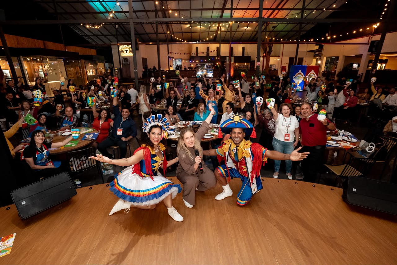Artistas e profissionais do turismo celebram uma das etapas do roadshow de Pernambuco, que capacitou cerca de 3,6 mil pessoas em 18 cidades de três continentes. (Crédito: Divulgação) Esta conversa está sendo útil até agora?
