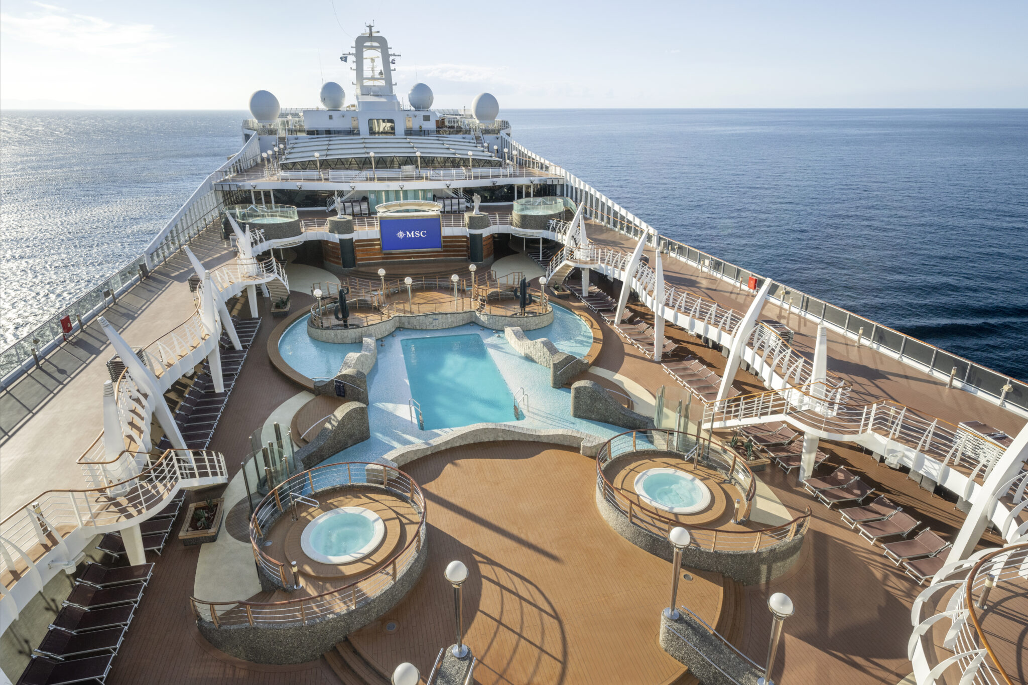 Área da piscina, MSC Divina - Crédito: divulgação 