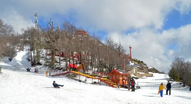 Famílias se divertem com a neve em Bariloche