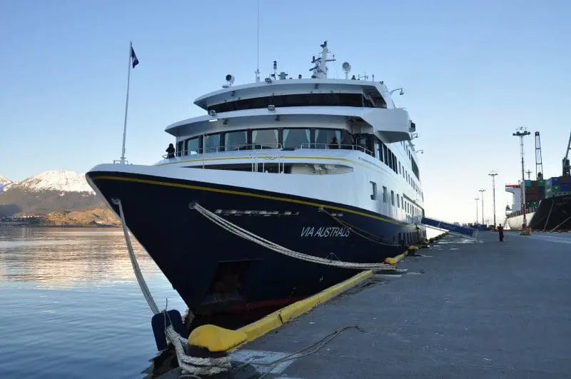 O Via Australis é um navio construído em 2005 e possui 64 cabines, podendo levar até 120 passageiros