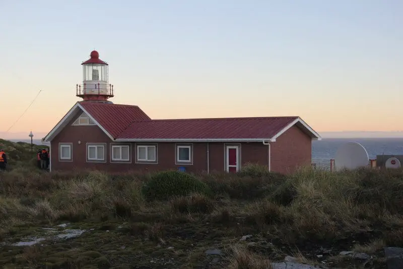 A casa onde mora e se abriga o primeiro sargento, anexa ao Farol