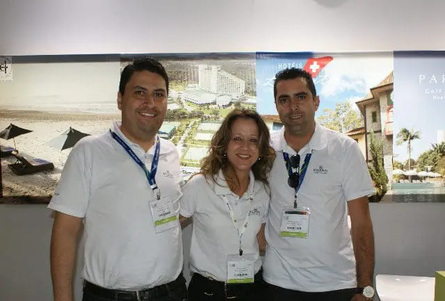 Fernando Lopes e Fernando Salazar, gerentes de contas junto a Judith Hidalgo, gerente de vendas representando o Bourbon Hotéis e Resorts