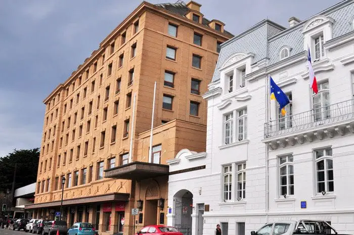O hotel, em estilo clássico, fica ao lado do Instituto Antártico Chileno (prédio branco à direita)